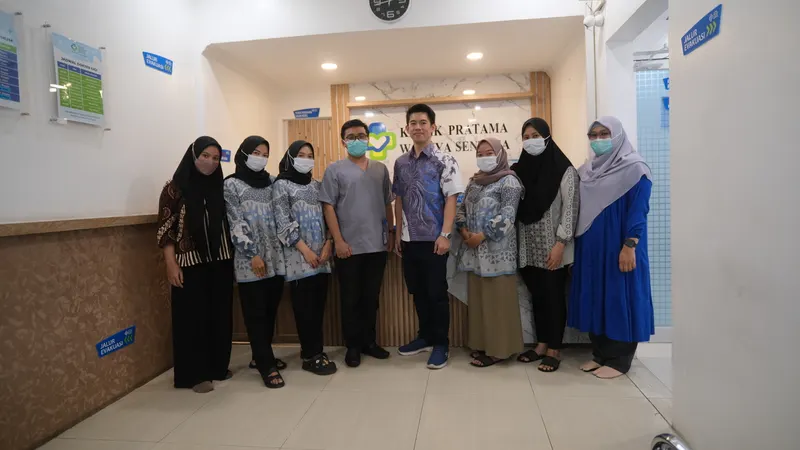 Tim dokter dan perawat Klinik Pratama Waluya Sentosa